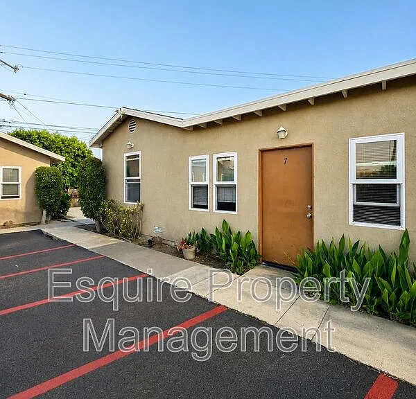 1263 S Oxnard Blvd #7 — Photo 1