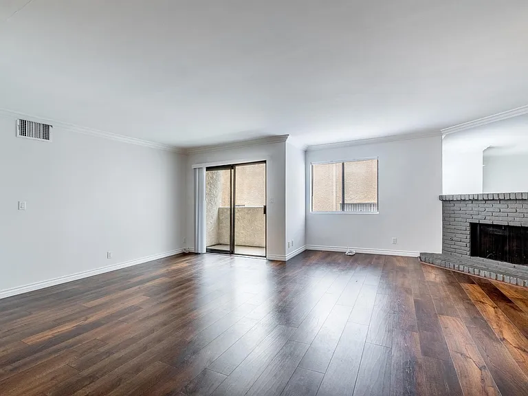 17155 Chatsworth St #7 — Photo 4