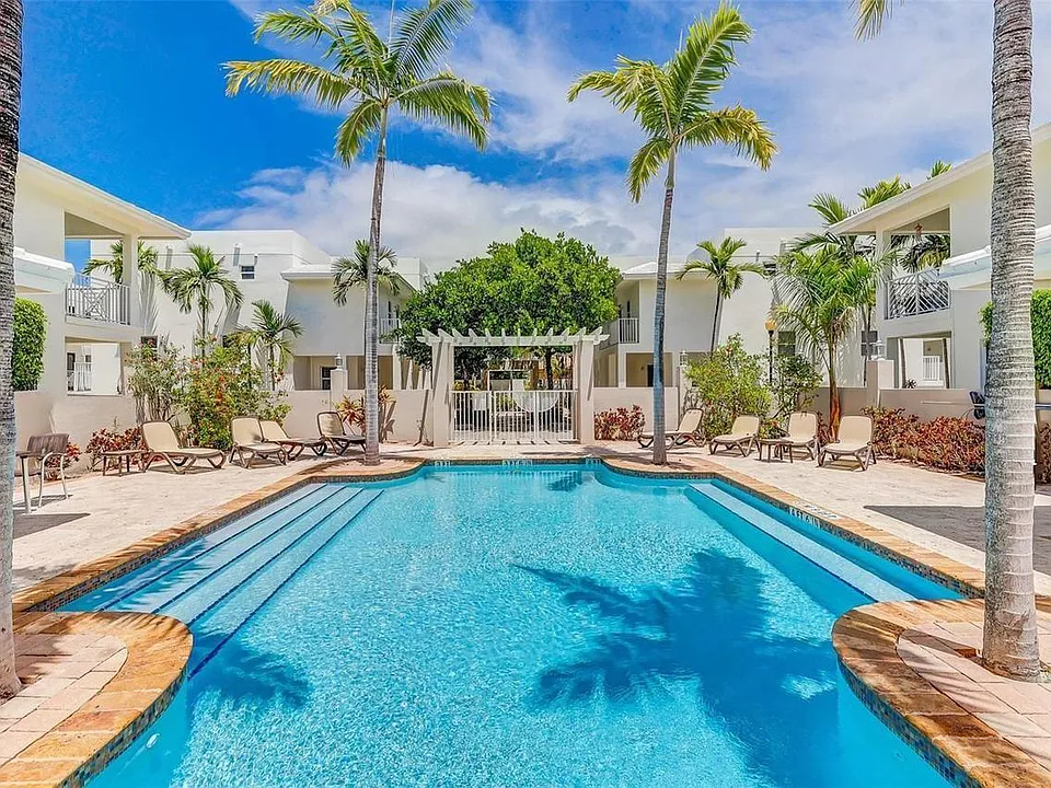 1045 SW 9th Ct