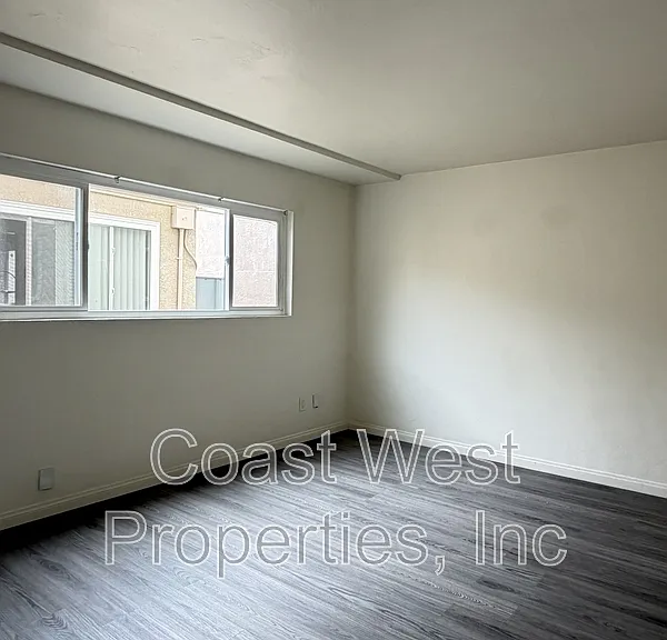 1057-1063 1/2 Missouri St #1061 — Photo 9