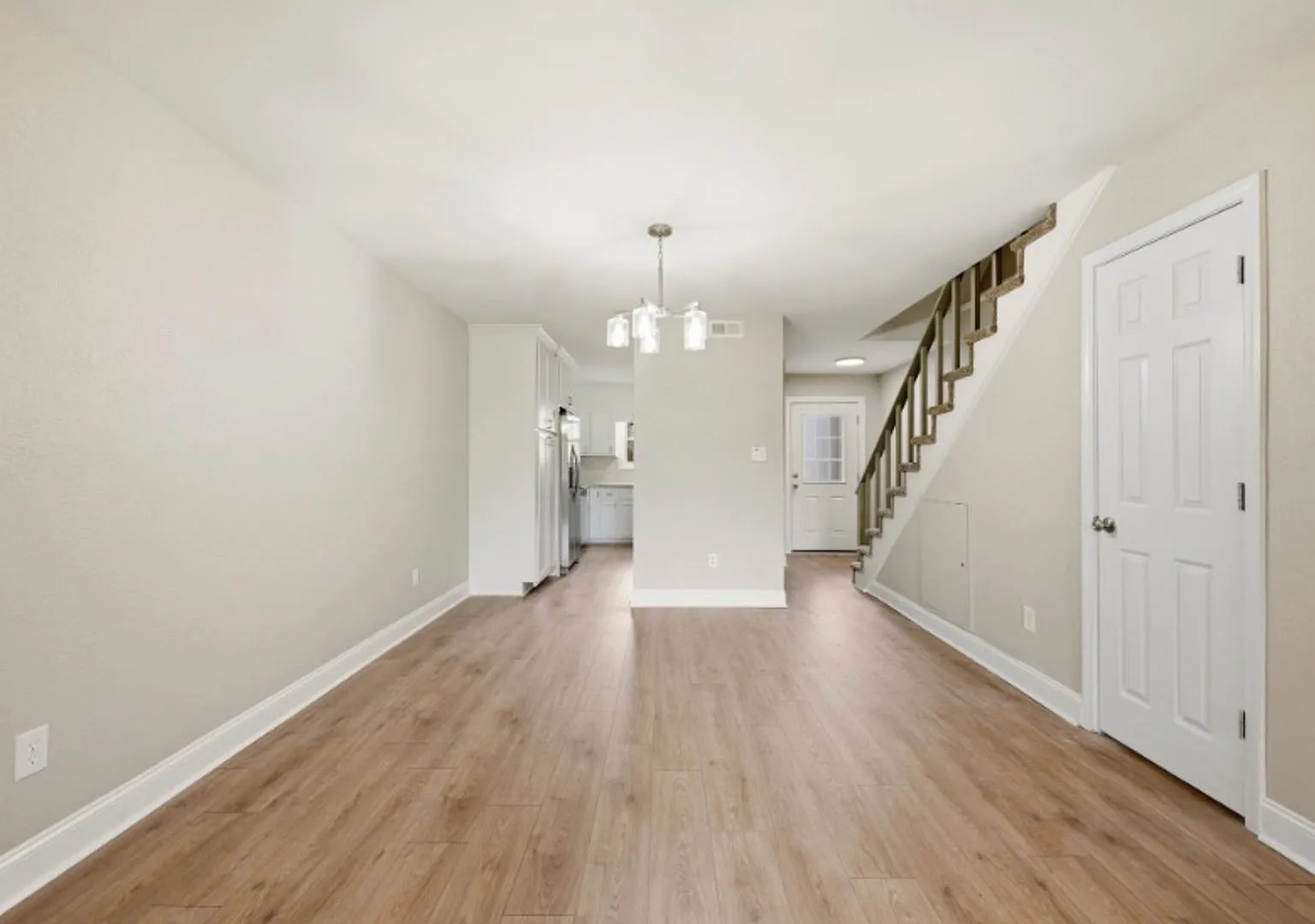 Extensively Renovated Golf Course Townhome In River Bend — Photo 4