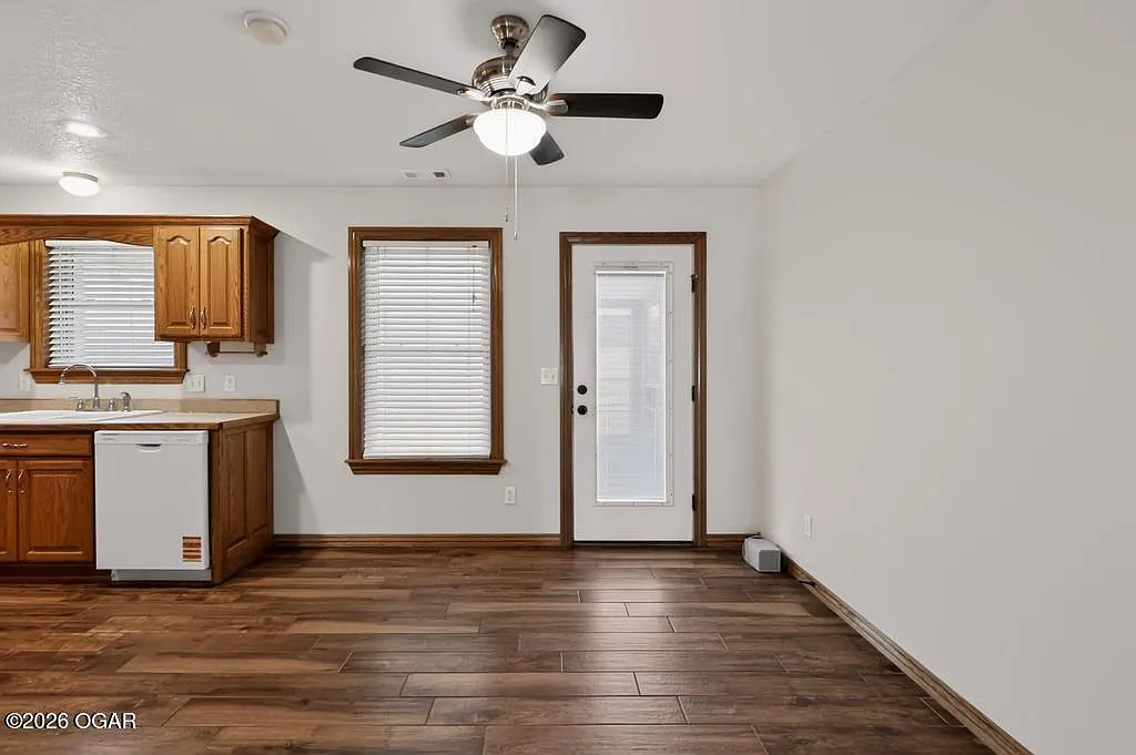 3 bed, 2.0 bath, 1358 sqft, $1,650 — Photo 4