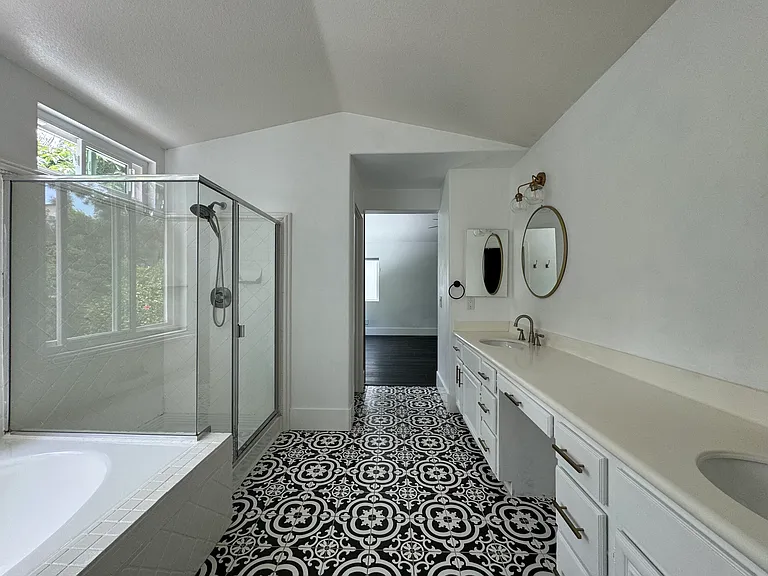 28 Deerwood — Photo 16