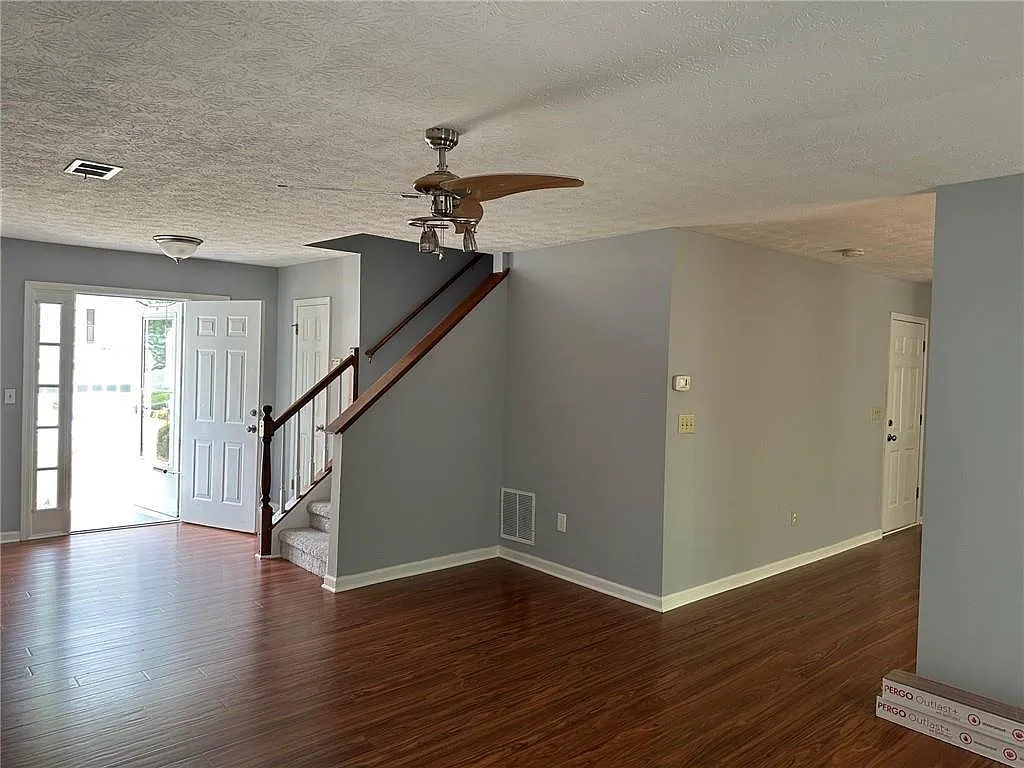 3 bed, 2.5 bath, 1670 sqft, $2,350 — Photo 4