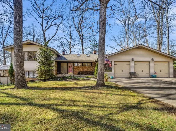 18900 Woodway Dr, Rockville, MD 20855