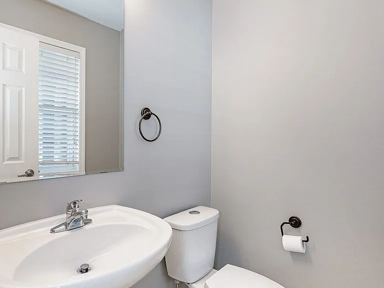 1152 Riddell Cres — Photo 15