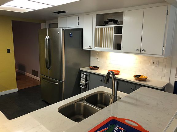4th image of 464 E Country Club Dr