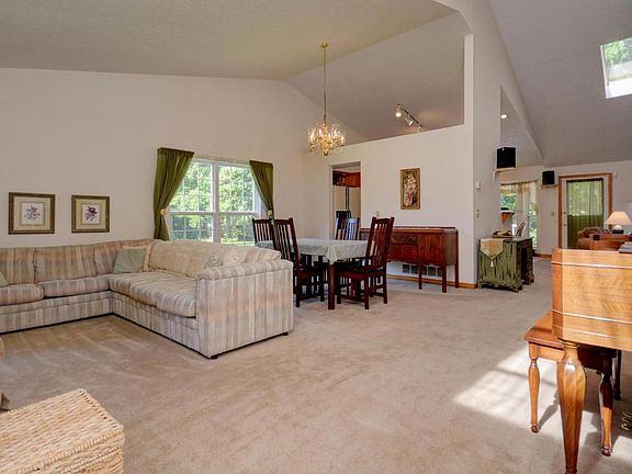 5th image of 353 Spruce Hill Dr