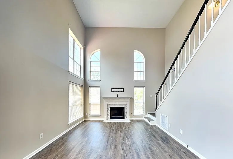 3 bed, 2.5 bath, 2580 sqft, $2,550 — Photo 2