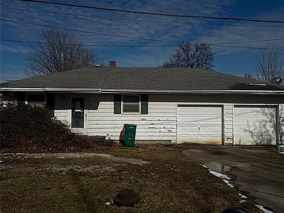 2nd image of 601 Roe Ln