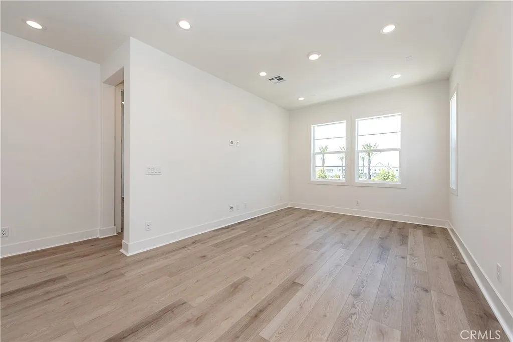 5 bed, 3000 sqft, $7,200 — Photo 3