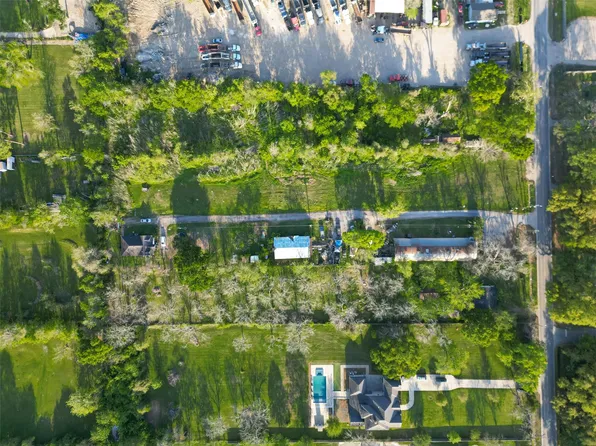 717 Crenshaw Rd, Pasadena, TX 77504