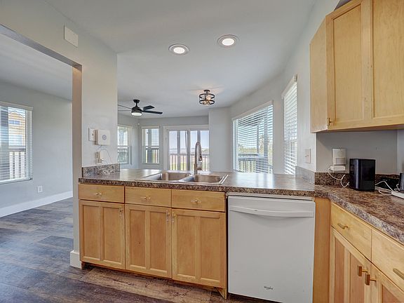 5th image of 210 Causeway St