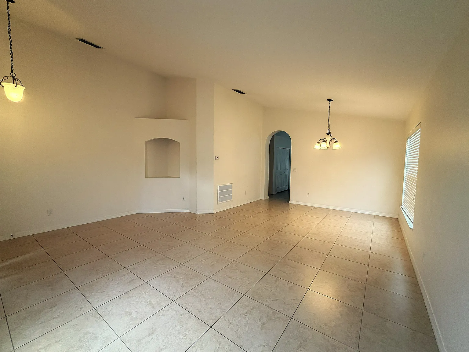4 bed, 1942 sqft, $2,740 — Photo 2