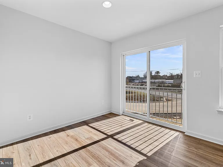 464 Peleton St — Photo 12