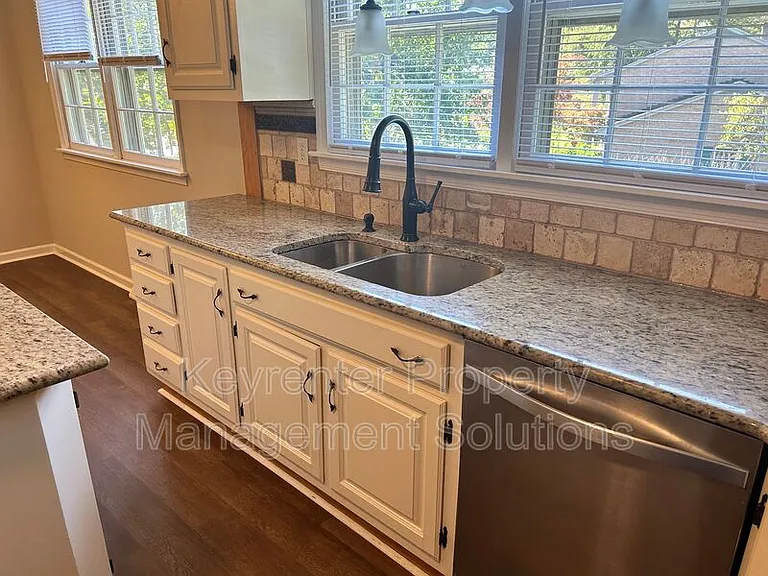 510 Shore Rd — Photo 17