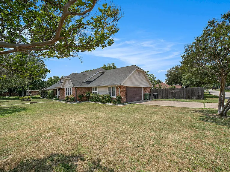 2940 Flamingo Cir — Photo 2