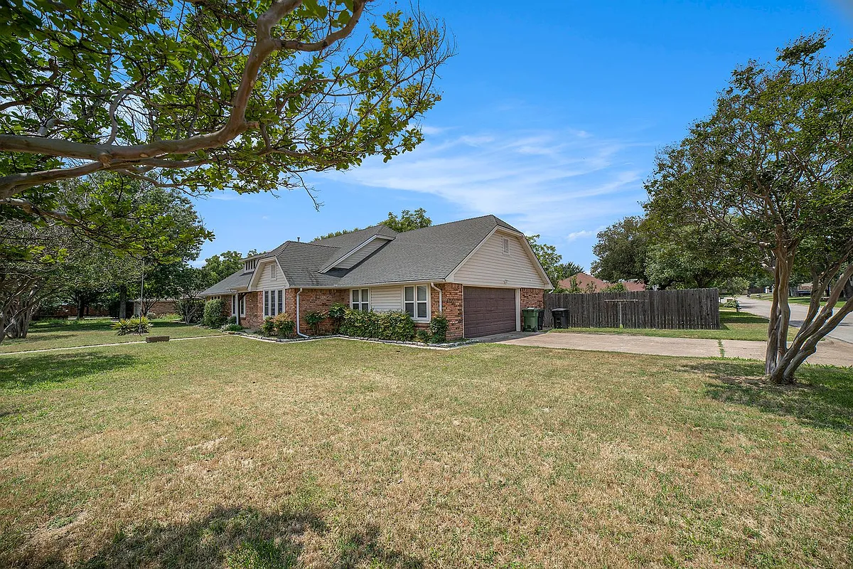 Building Photo - 2940 Flamingo Cir