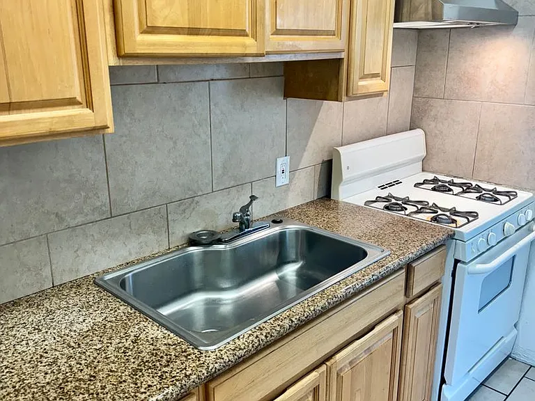 642 N Thorne Ave — Photo 8