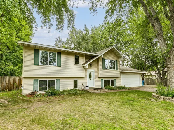 1101 Holly Ct E, Lino Lakes, MN 55038