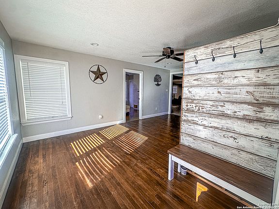 5th image of 216 Redbud