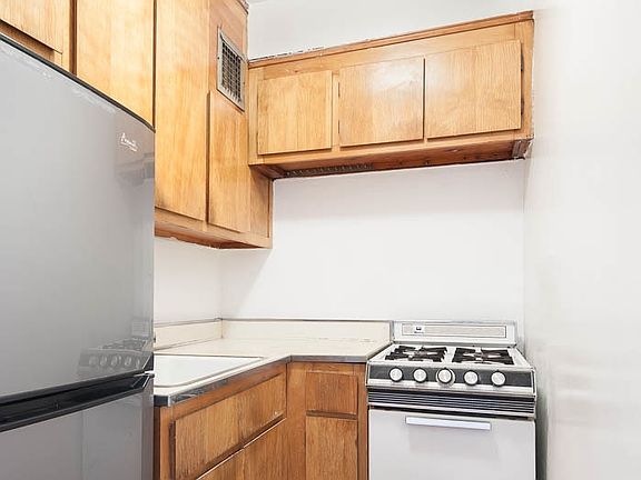 2nd image of 335-341 E 51st St #3C