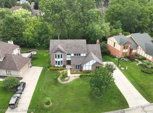 30912 Sunderland Dr, Farmington Hills, MI 48331