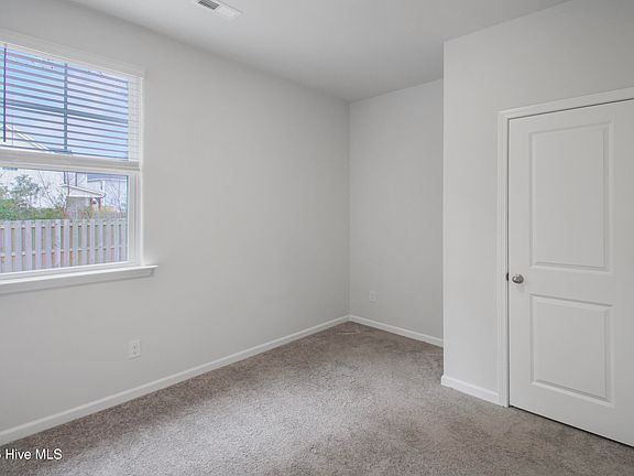 5th image of 302 Red Cedar Dr