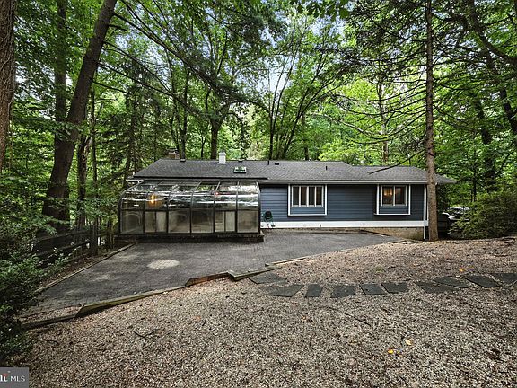 3rd image of 7914 Park Overlook Dr