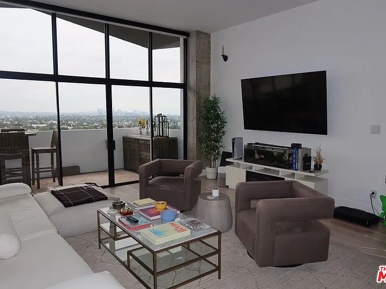 1155 N La Cienega Blvd #6 — Photo 4