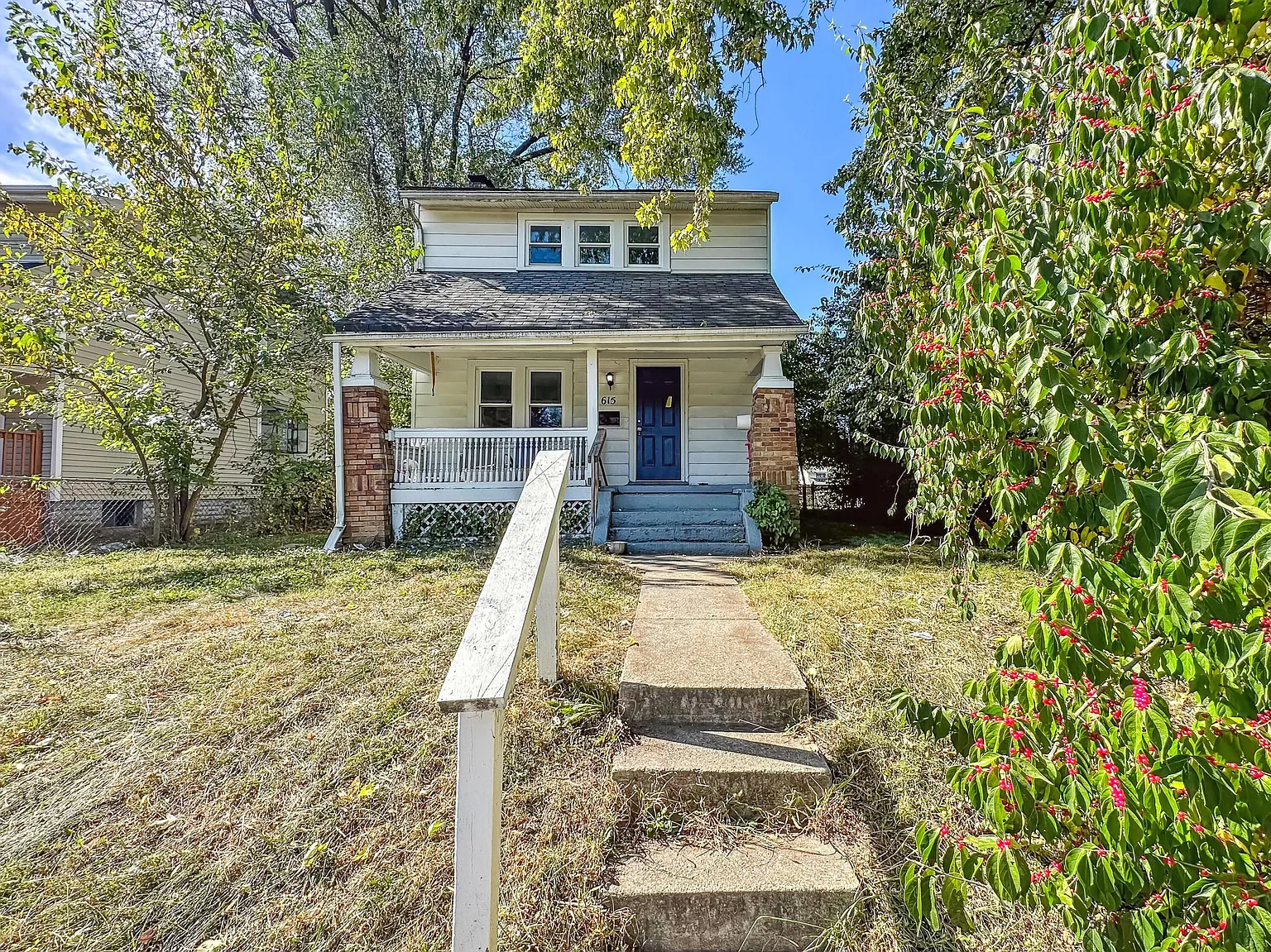 615 S Oakley Ave photo 1