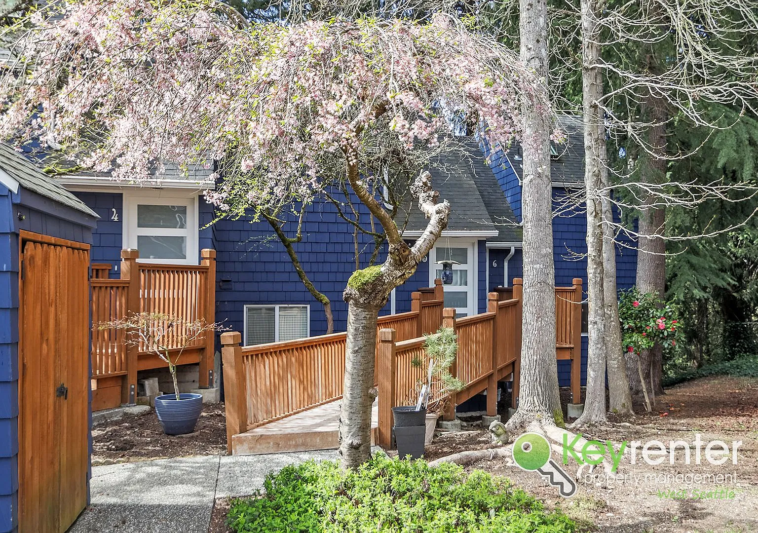 Stylish Two Bedroom Home with Balcony and Deck — Photo 1