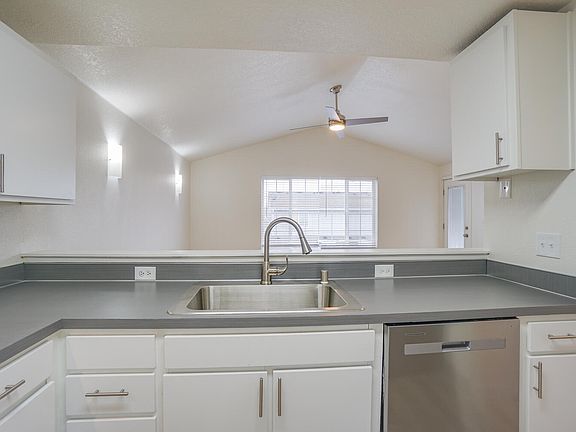 3rd image of 907 SE Park Crest Ave #1B-1Ba-645Sqft