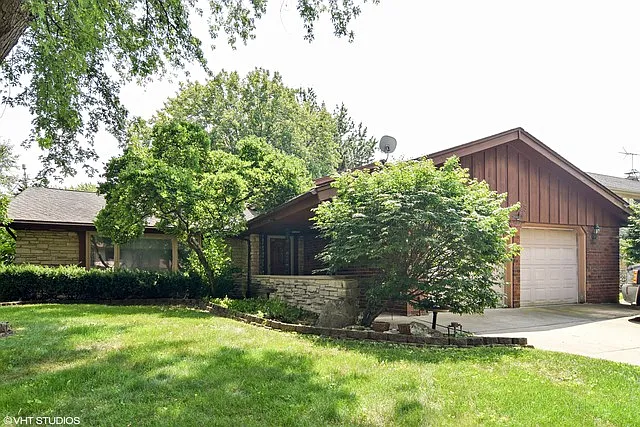 1625 Valley View Dr photo 1
