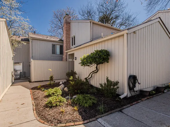 2204 Applewood Ct, Ann Arbor, MI 48103