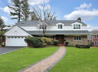 4 N Circle Dr, Great Neck, NY 11021