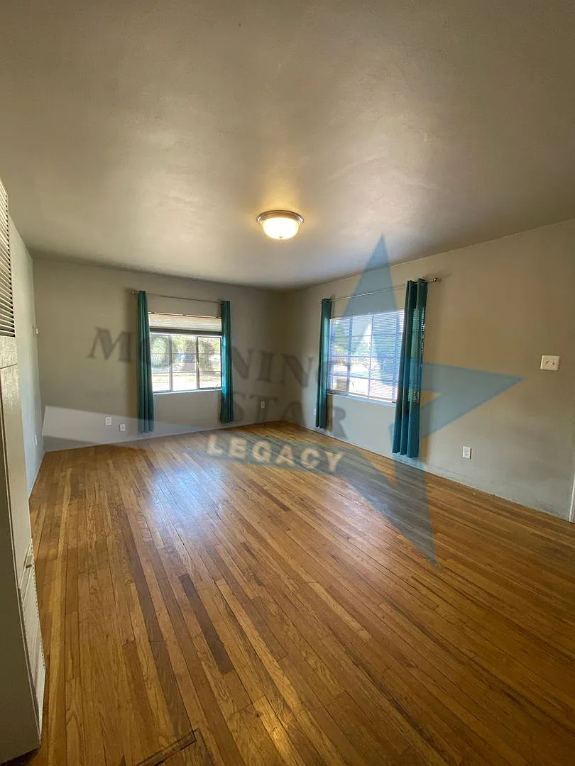 2325 College St — Photo 3