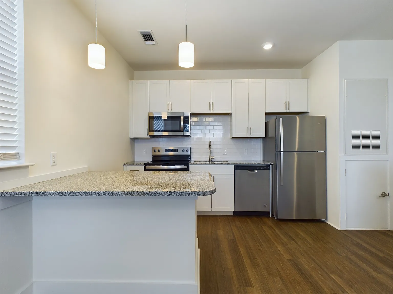 1 bed, 670 sqft, $1,919 — Photo 1