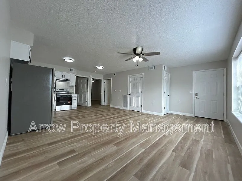 2 bed, 1.0 bath, $930 — Photo 2