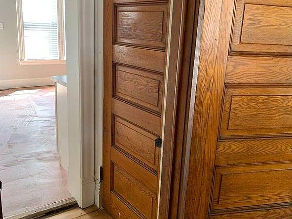 Entryway to kitchen and basement.