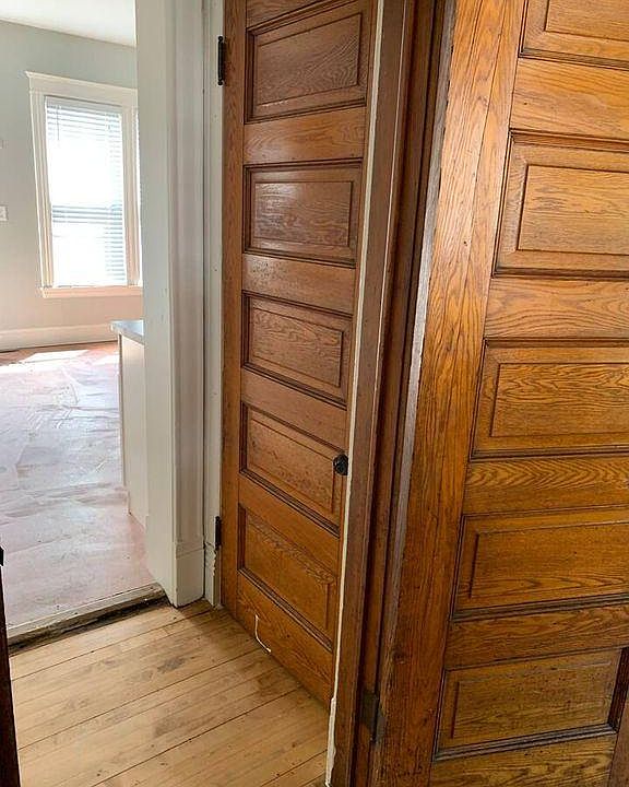 Entryway to kitchen and basement.