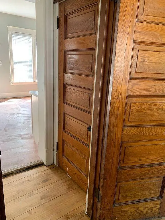 Entryway to kitchen and basement. - 739 E 27th St