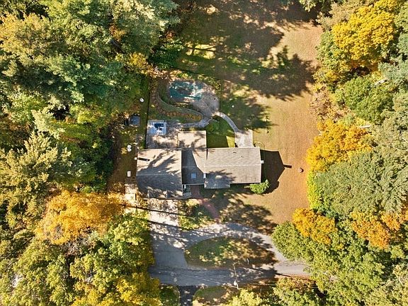 4th image of 39 Farnum Rd