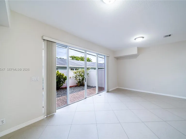 5327 SW 40th Ave — Photo 9