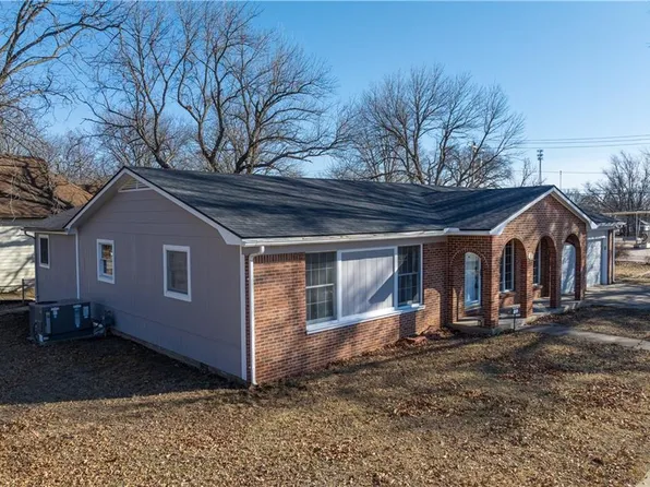 122 N 3rd St, Neodesha, KS 66757