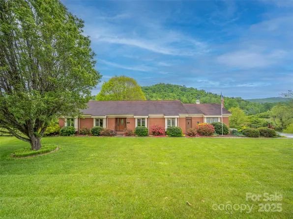 24 Beaumont Dr, Hendersonville, NC 28739