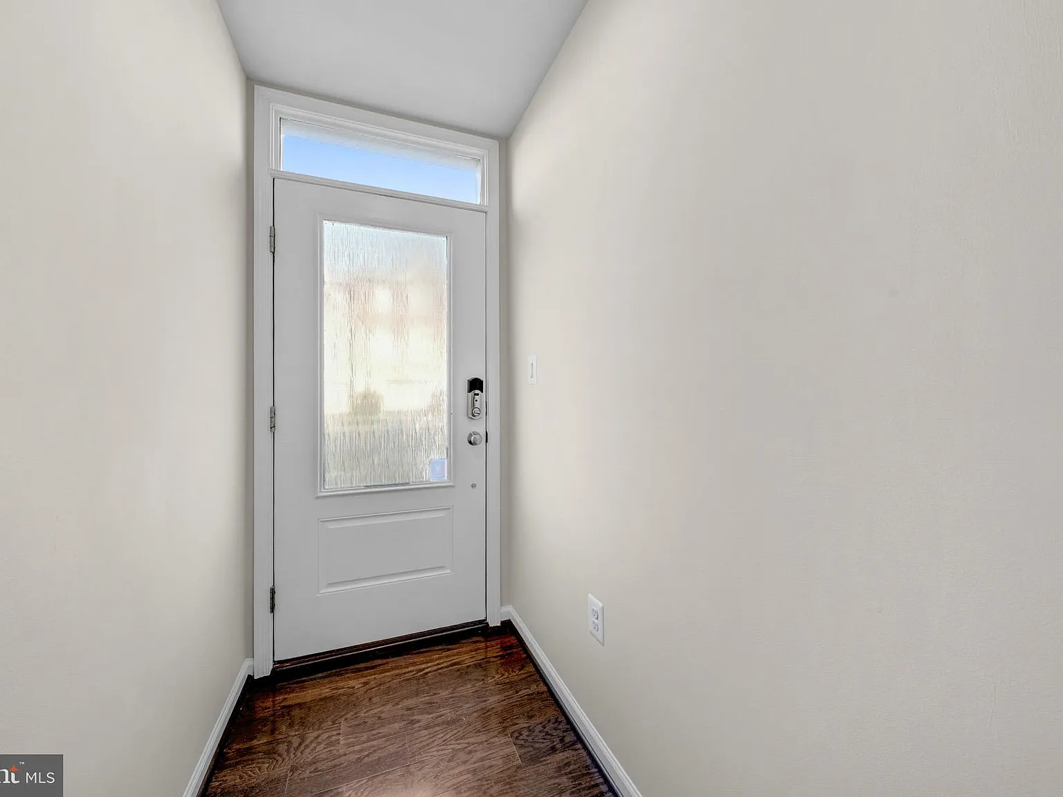 3 bed, 4.0 bath, 2211 sqft, $3,300 — Photo 3