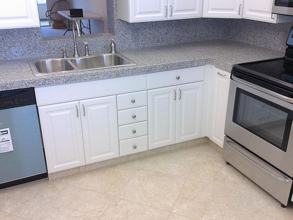 3rd image of 4301 Martinique Cir APT L4