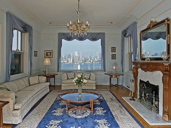 STATELY PARLOUR W/ FPL