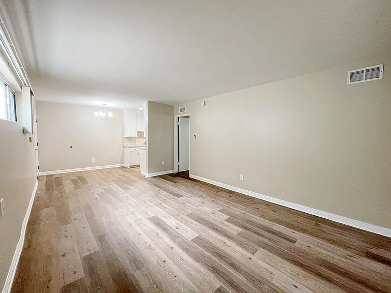 2851 Montrose Ave — Photo 8